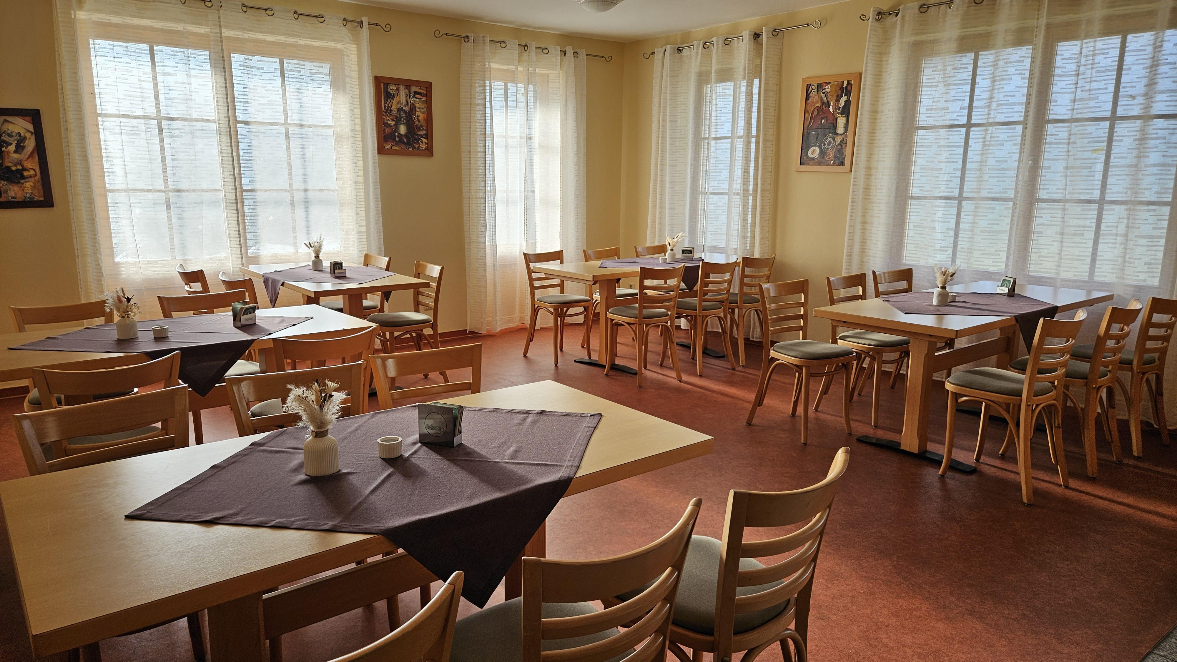 Separater, lichtdurchfluteter Veranstaltungsraum im Gasthaus am Sportplatz